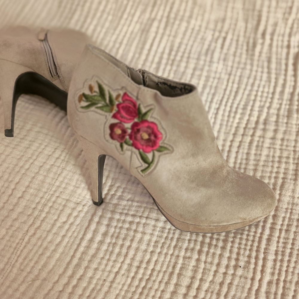 Impo Cream Ankle Boots with Floral Embroidery